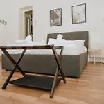 Homely - Spacious Flat Quiet, Friedrichstrasse, River アパート *