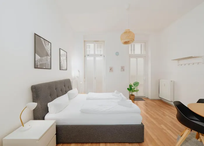 Homely - Spacious Flat Quiet, Friedrichstrasse, River Berlijn