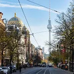 Homely - Spacious Flat Quiet, Friedrichstrasse, River Апартаменты Берлин