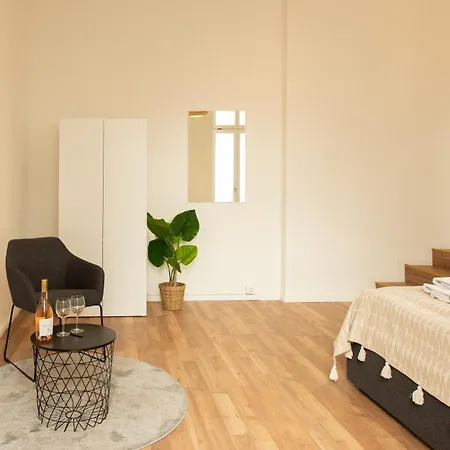 Homely - Spacious Flat Quiet, Friedrichstrasse, River Appartamento