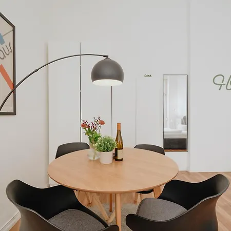 Homely - Spacious Flat Quiet, Friedrichstrasse, River Apartamento