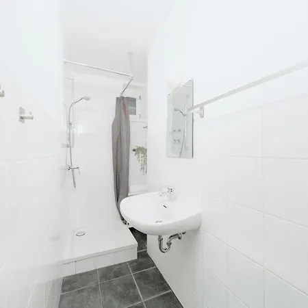 Appartement Homely - Spacious Flat Quiet, Friedrichstrasse, River Berlijn